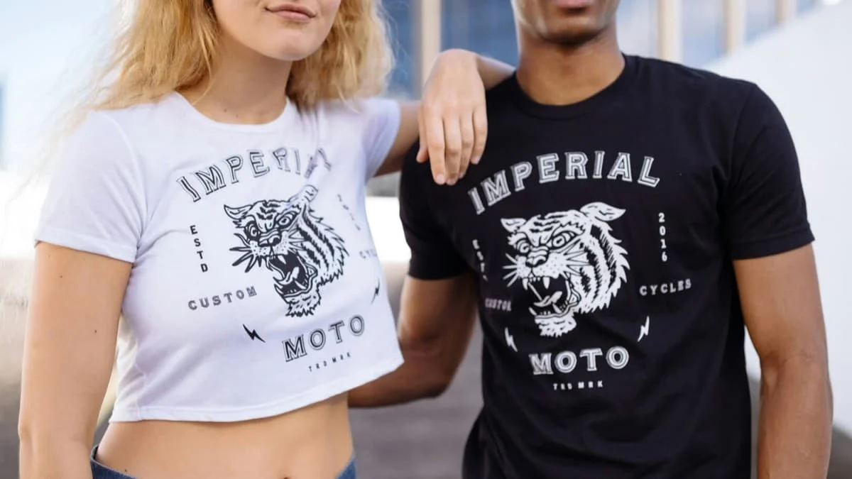 Le 10 magliette ufficiali di Rock Band di cui ogni fan ha bisogno nel 2025